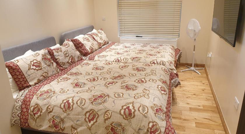 London Luxury Apartments 1min walk from Underground, with FREE PARKING FREE WIFI