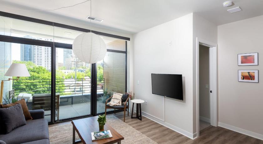 East Side Luxury 1BR Apt - Near Brady St with Balcony and Lounge