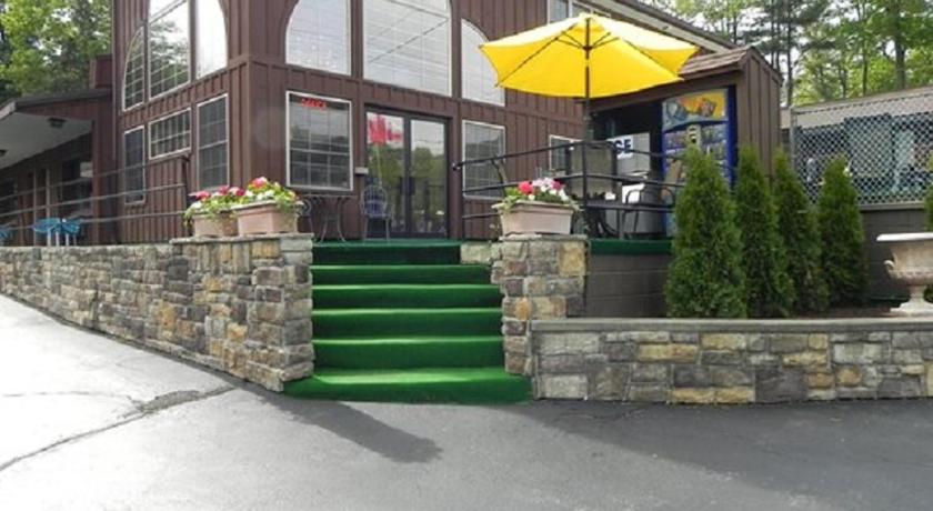 Mohican Resort Motel, Conveniently located to all Lake George attractions