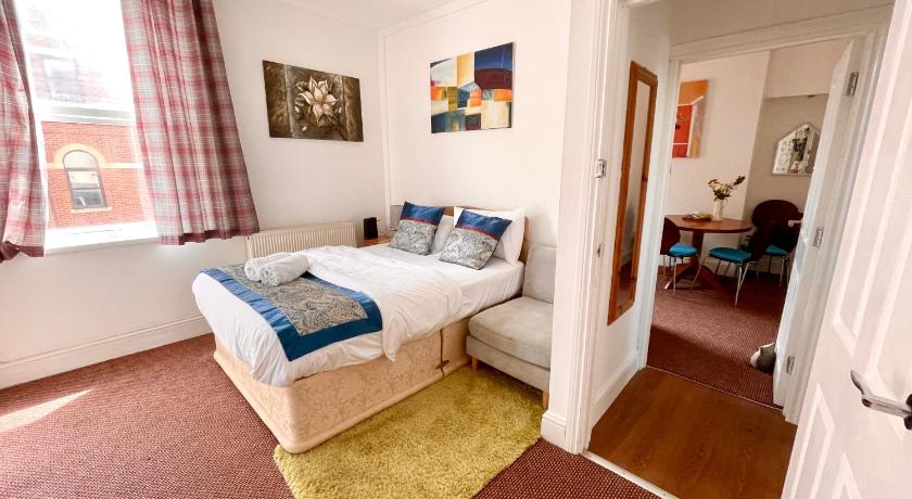 4 bedroomed maisonette in City Centre, near Barbican & Seafront