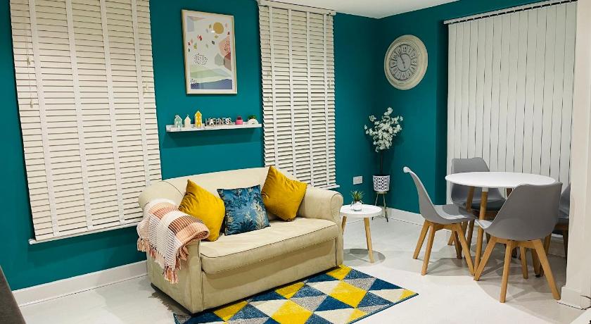 Cheerful 2-bed townhouse in Wakefield with parking
