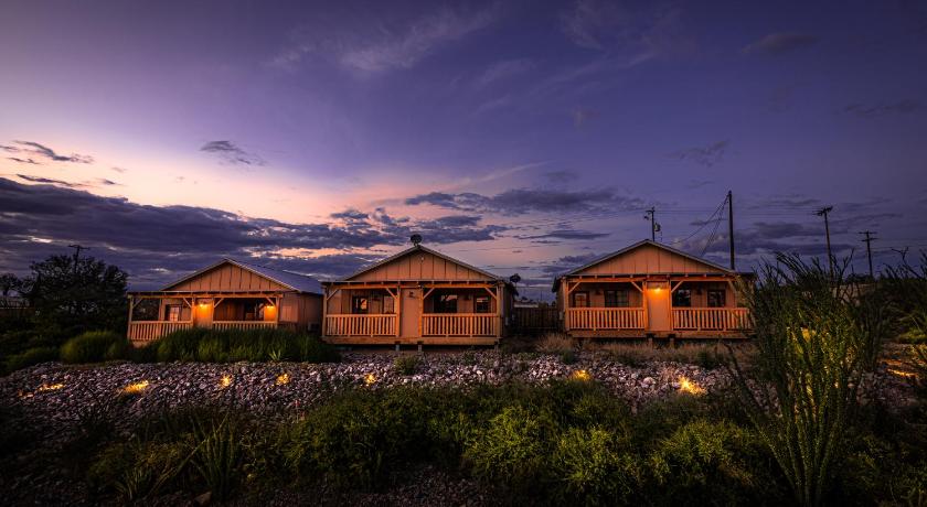 -Pet Friendly- Miners Cabin #5 -Two Double Beds - Private Balcony