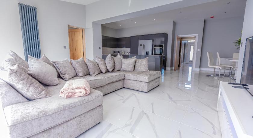 4 Bed-Sleeps 8- Free Parking-Pets-Hot Tub