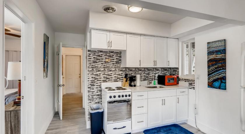 Tropical Getaway/ Stunning 2BR Gem