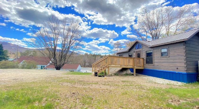 B1 NEW Awesome Tiny Home with AC Mountain Views Minutes to Skiing Hiking Attractions