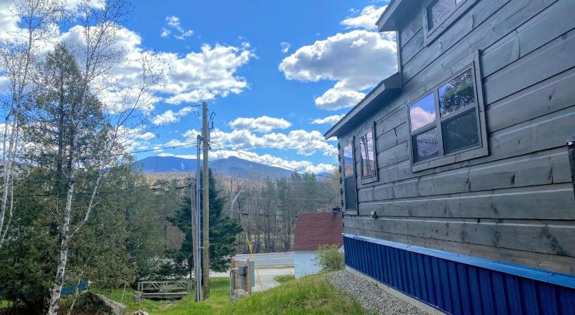 B2 NEW Awesome Tiny Home with AC Mountain Views Minutes to Skiing Hiking Attractions