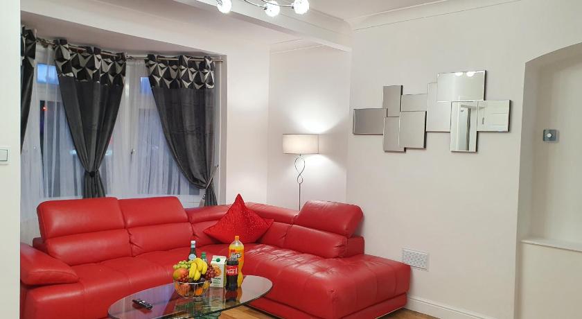 Glasgow Comfortable and Modern 3 Bedroom Mid Terraced Villa