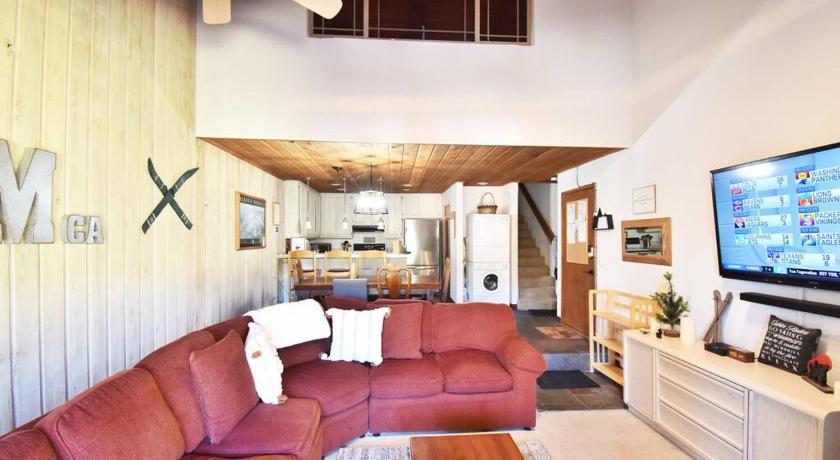 COZY Condo at Canyon Lodge! Sleeps 8, a walk to Canyon Lodge