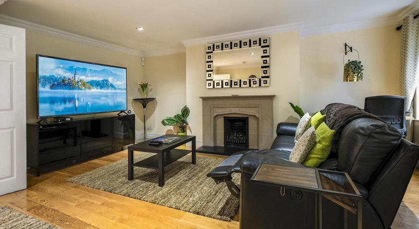 Pass the Keys Fab Townhouse Near Queens with Huge TV & Recliners