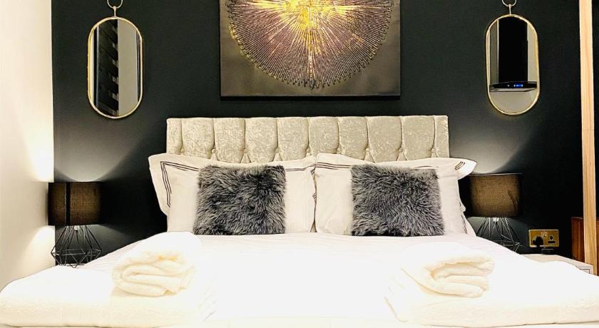 Duke and Duchess Apartments and Rooms - Private in Room Hot Tub Suites