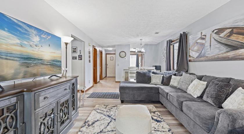 Spacious Modern Condo - 1st Floor - One Block to the Beach