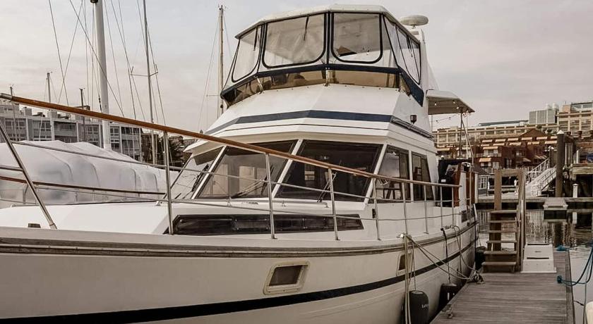 2BR Spacious & Comfy 43' Yacht - Heat & AC - On the Freedom Trail - Best Nights Sleep