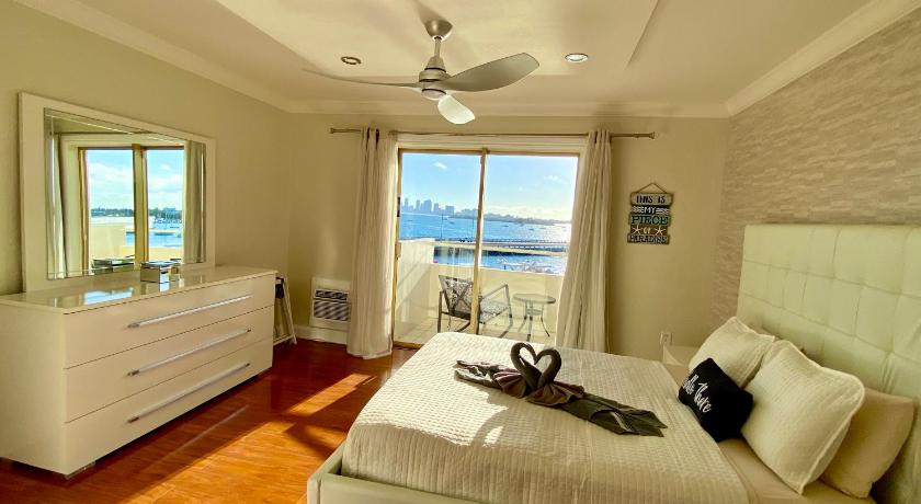 Deluxe waterfront one bedroom apartment with Miami Skyline view, free parking 5 mins drive to Miami