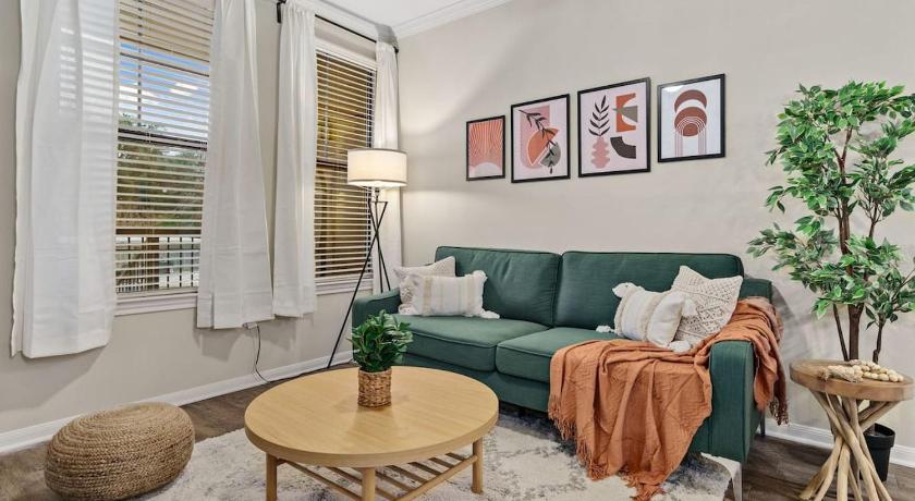 New! King Bed Trendy 1 BR Resort Style w/ Pool