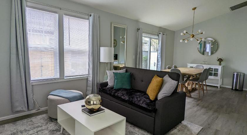 Contemporary 2-Bedroom Close to Downtown, Dining