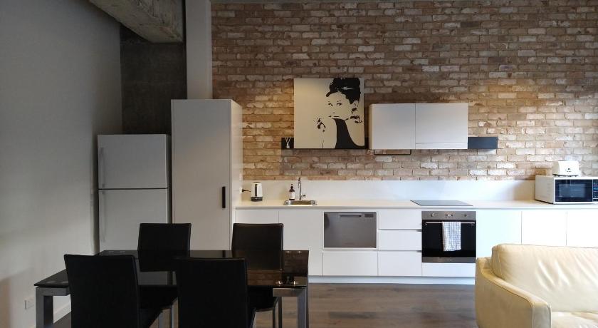 Brand New Spacious Woden Apartment - KingBed&WiFi