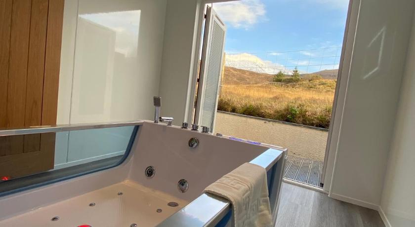 Highland Stays - Ben View Room & Jacuzzi Bath