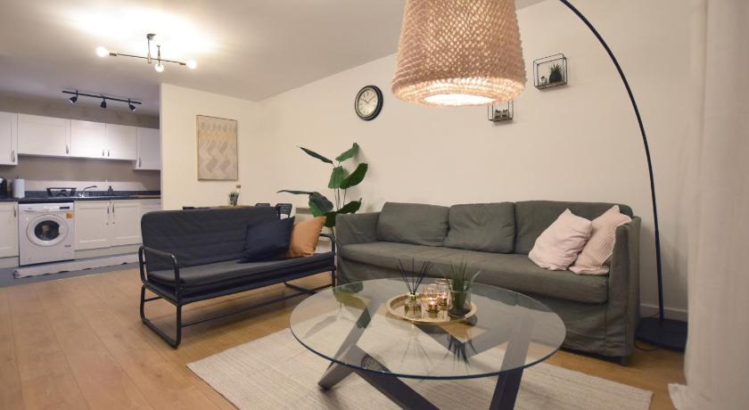 Modern 2 bed Apartment- Town Centre