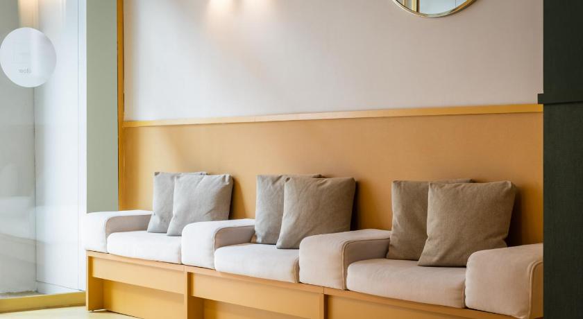Lobby Mothern by Pillow