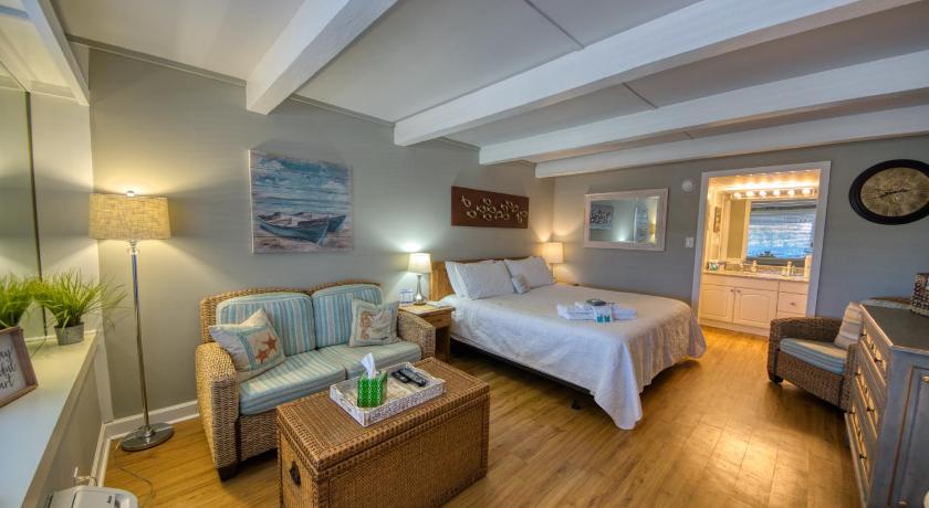 Waterway View Studio 2 w/ Pool, 1 mile to Wrightsville Beach