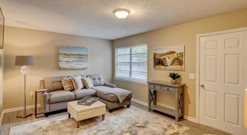 #111 Elaborate Condo Ideal Location 2BRM/2 Parking