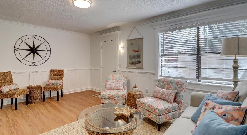 #114 Colorful Charming Condo 2BDR/2 Parking