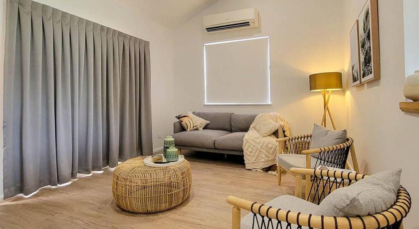 Coastal 3-bedroom home close by the beach