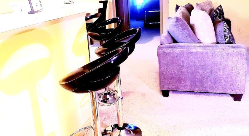 Easy Access 2beds,1bt luxury kingbed with pool sleeps 4