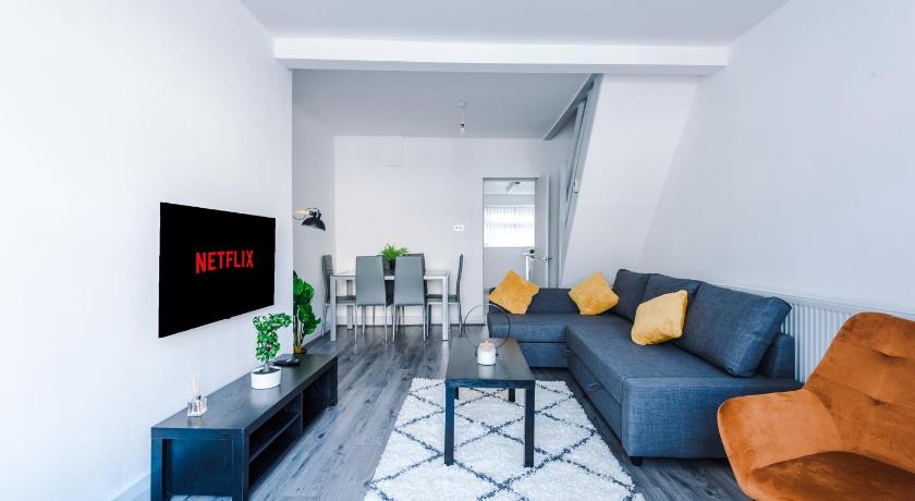 Snug Liverpool Anfield House, Entire Home with Free Wifi & Netflix