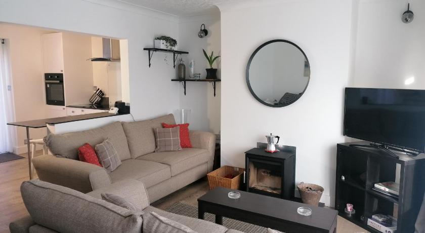 Port Side Brixham - Ideal seaside getaway - parking - wood-burner - dog friendly