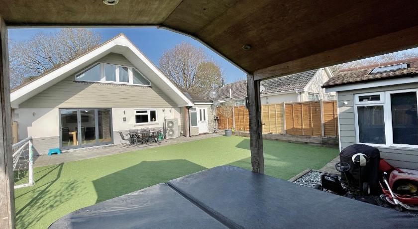 Luxury Pamper Home Hot Tub & Sauna Ladies Retreat