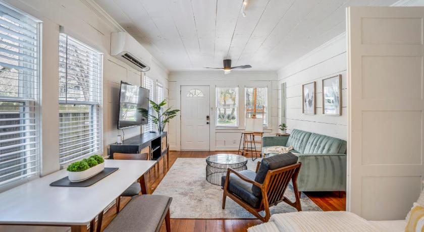 Historic Heights Artist Bungalow #1