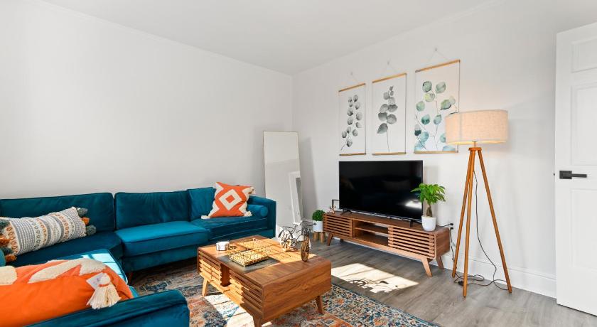 Orange Oasis in the Heart of East Rock with FREE parking near DT and Yale