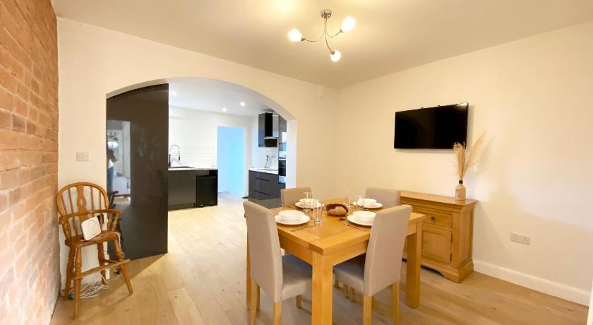 Freshly renovated 2 bedroom Victorian town house.