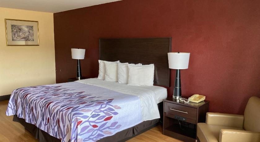 Red Roof Inn & Suites Cleveland, TN