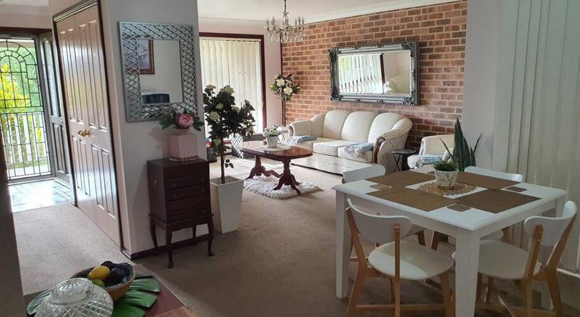 The Junction Estate COOL CALM COZY A Home N Host Property