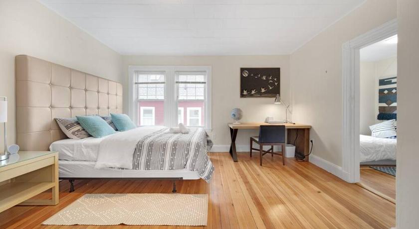 5BR 2BH Bright & Spacious Apt in Brighton
