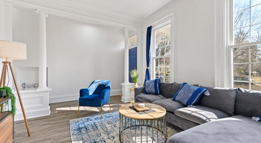 Casa Soleada in East Rock near DT and Yale SOM with FREE Parking and King Bed