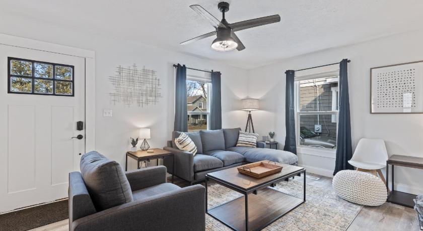 SUPERB 3 Bedroom Home with Game Room!!! Close to Downtown - Sleeps 6