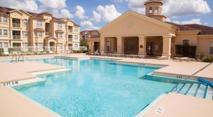 Revived Condo with Pool and 20 minutes from parks