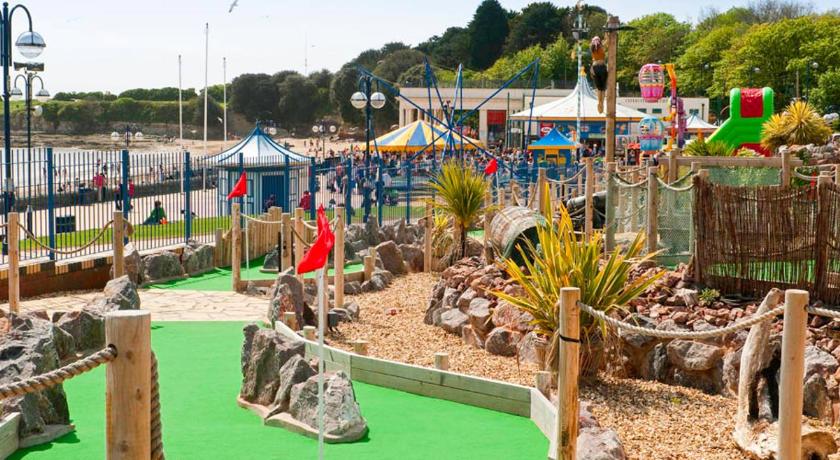 LARGE FAMILY APARTMENTS - Barry Island - FREE Parking - Complimentary Tray, Super Fast Wifi, SMART T