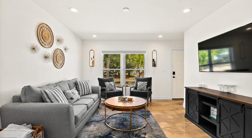 Paradise Palms - Sand Dollar Suite - Pool - Steps to Ocean - 10 min to Downtown!