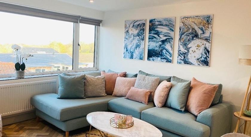 Lees Lookout Holt ,2 bedroom luxury apartment with private parking