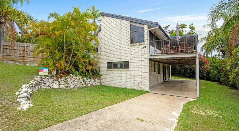 40 Rumbalara Avenue - Rainbow Beach, Entertain on the spacious verandah overlooking beautiful Rainbo