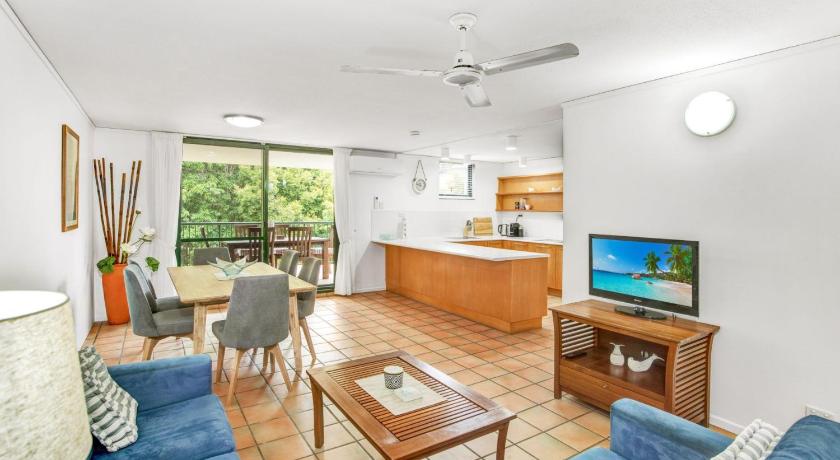 Yiningie Apartment- Baden 9 - Rainbow Shores - Aircon - Pool - Walk to beach