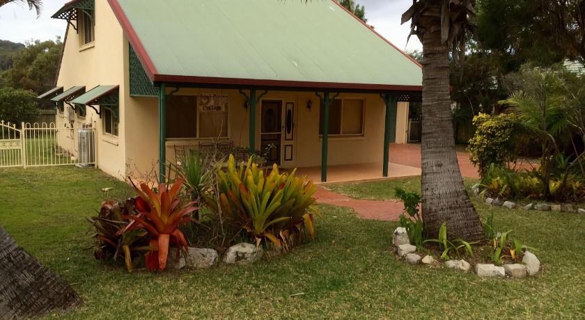 Sand Piper Cottage - Rainbow Beach - Charming and Spacious Beach House - Quiet Location