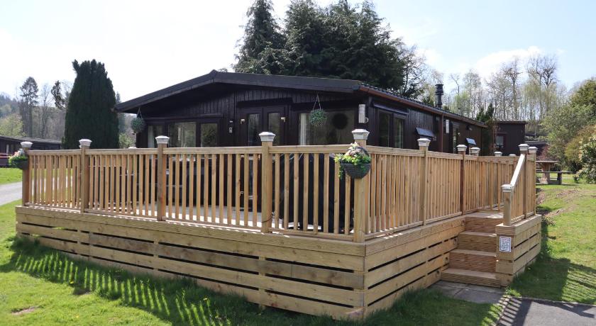 HEDDFAN, Luxury 3 bedroom timber lodge, Caer Beris Holiday Park, Builth Wells