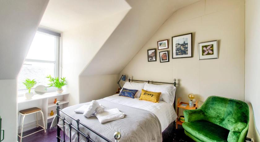 GuestReady - Vibrant Attic Apt in Lovely Leith