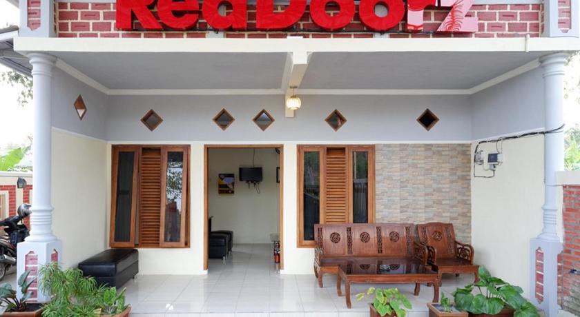 RedDoorz Syariah near Alun Alun Pacitan 2