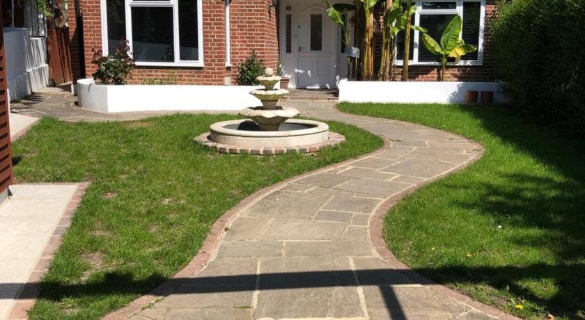 Self contained ensuite double bedroom with own entrance FREE OFF STREET PARKING